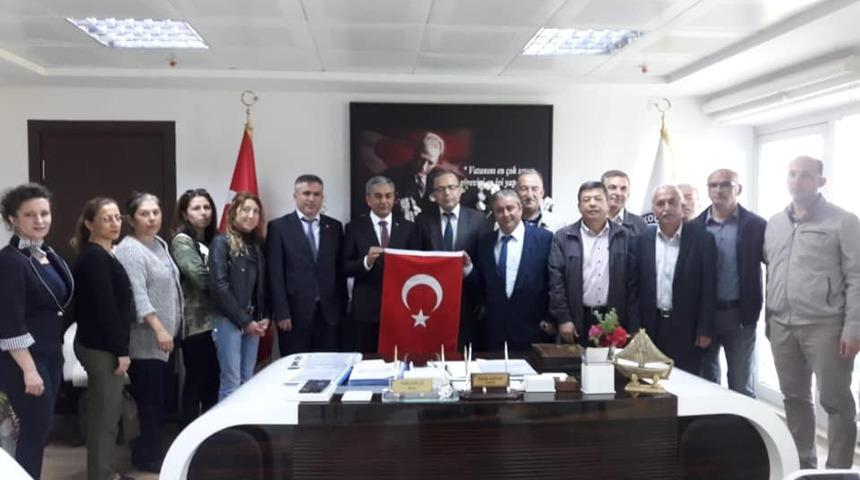 Başkan Kaplan&rsquo;a Ko&ccedil;arlı HEM&rsquo;den anlamlı hediye