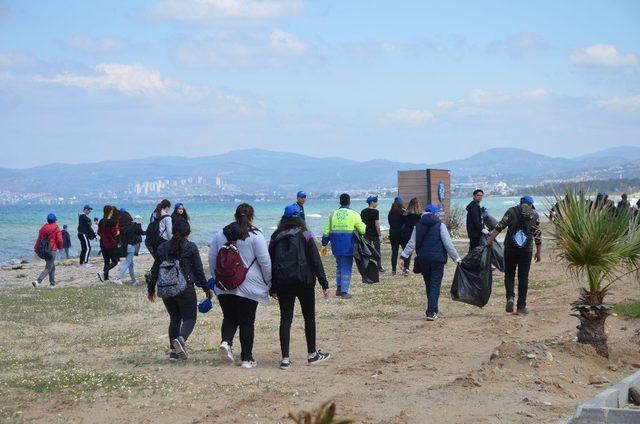 Davutlar ve Güzelçamlı sahili temizlendi