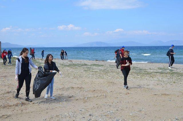 Davutlar ve Güzelçamlı sahili temizlendi