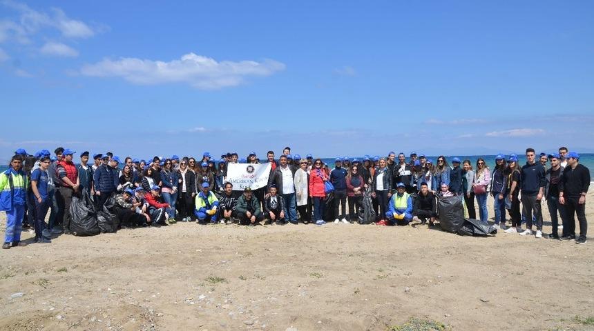 Davutlar ve G&uuml;zel&ccedil;amlı sahili temizlendi