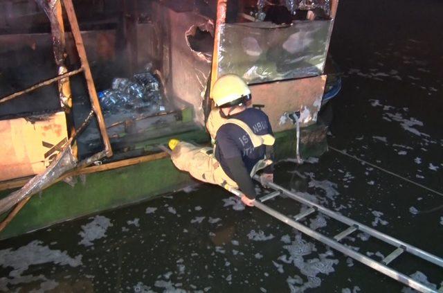 Haliç'te 2 tekne alev alev yandı