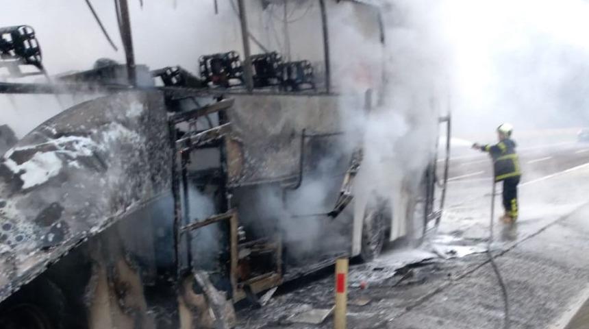 Seyir halindeyken alev alan yolcu otobüsü yandı  