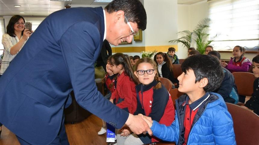 Başkan &Ouml;zcan &ccedil;ocukların sorularını yanıtladı