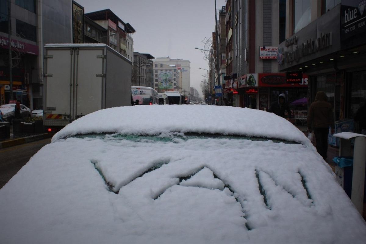 Nisan ayında kar Van&rsquo;ı beyaza b&uuml;r&uuml;d&uuml;