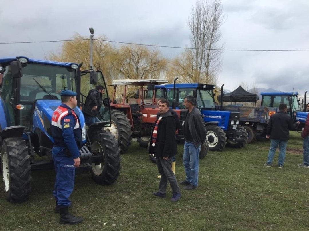 Jandarma trakt&ouml;r s&uuml;r&uuml;c&uuml;lerini bilgilendirdi