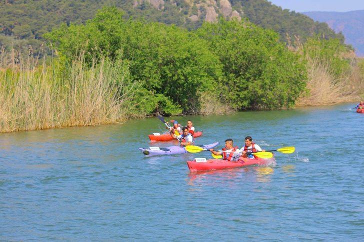 Öğrenciler caretta carettalar için kürek çekiyor G1