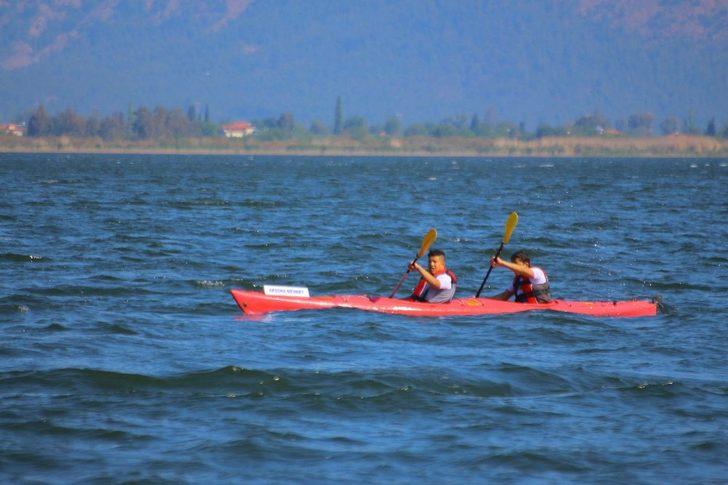 Öğrenciler caretta carettalar için kürek çekiyor G2