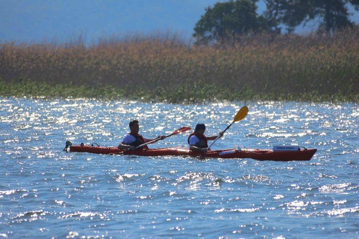 Öğrenciler caretta carettalar için kürek çekiyor G3