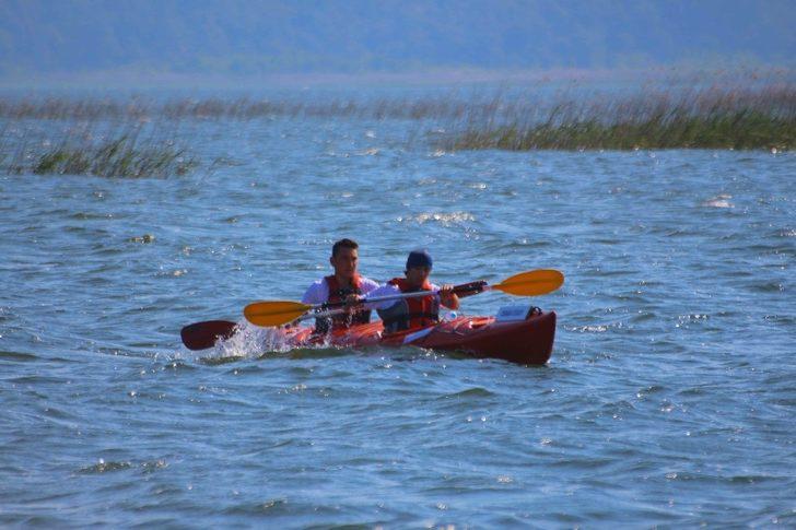 Öğrenciler caretta carettalar için kürek çekiyor G4