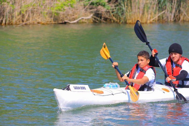 Öğrenciler caretta carettalar için kürek çekiyor G5