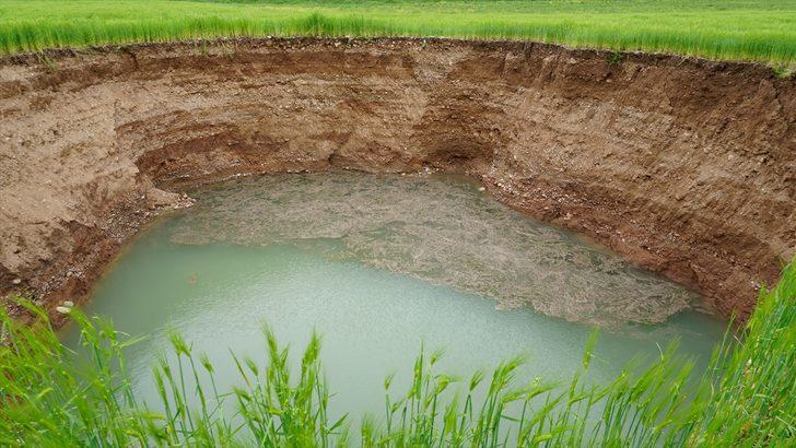 Tarlada 40 metre çapında obruk oluştu G2