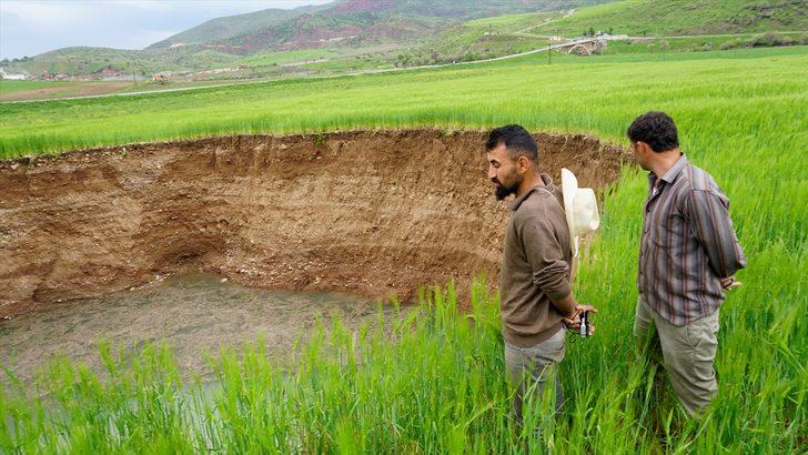 Tarlada 40 metre çapında obruk oluştu G4