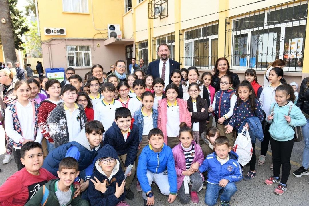 23 Nisan &ccedil;ocuklarından Başkan G&uuml;mr&uuml;k&ccedil;&uuml;&rsquo;ye sevgi seli