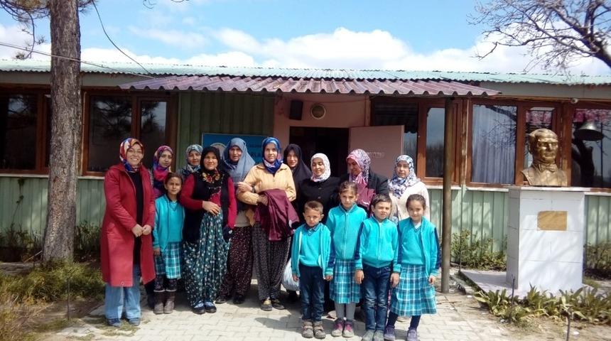 Kursiyerlerle &ouml;ğrencilerin &ouml;rnek dayanışması