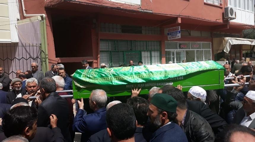 Kendi yaptırdığı caminin avlusuna defnedildi