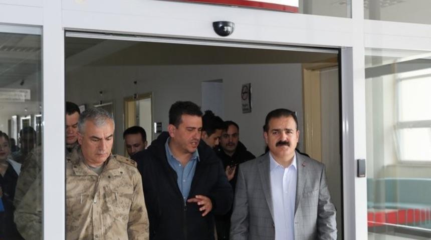 Hakkari Valisi Akbıyık, yaralı askerleri ziyaret etti