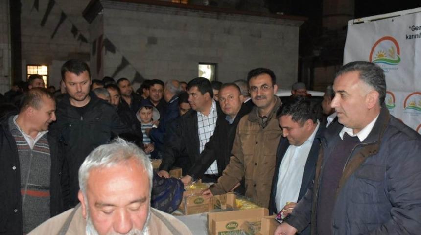 Aksaray&rsquo;da vatandaşlara s&uuml;t ikramı