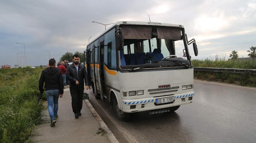 Mersin'de işçi servisi devrildi: 6 yaralı  
