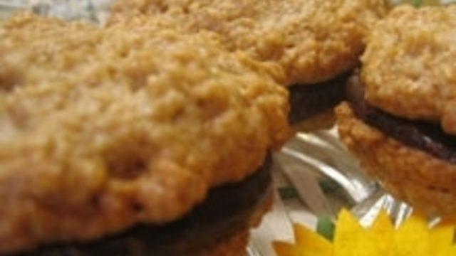 Sütlü Çikolatalı Yulaflı Sandviç Bisküvi