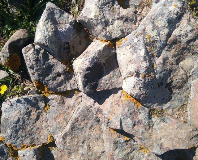 Cunda daki bazalt s&uuml;tunlar turistlerin ilgi odağı oldu 1