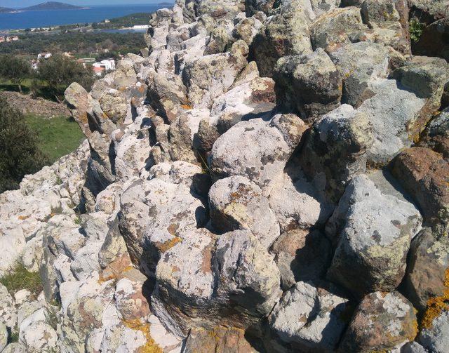 Cunda daki bazalt s&uuml;tunlar turistlerin ilgi odağı oldu 4