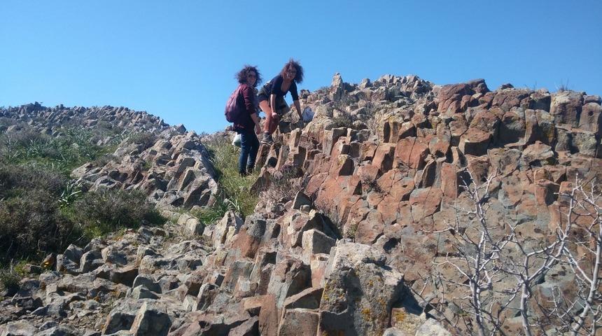 Cunda'daki bazalt s&uuml;tunlar turistlerin ilgi odağı oldu