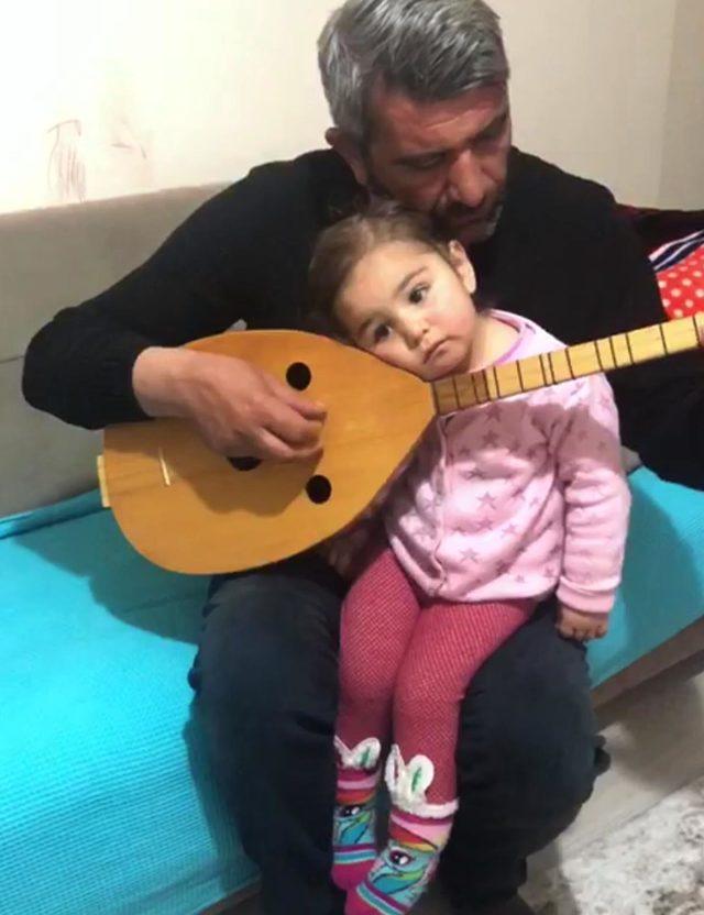 2 yaşındaki kızını bağlama ve türküyle uyutuyor