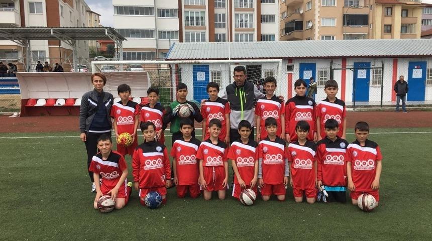 Bilecik&rsquo;te k&uuml;&ccedil;&uuml;kler futbol il birincisi Osmangazi Ortaokulu oldu