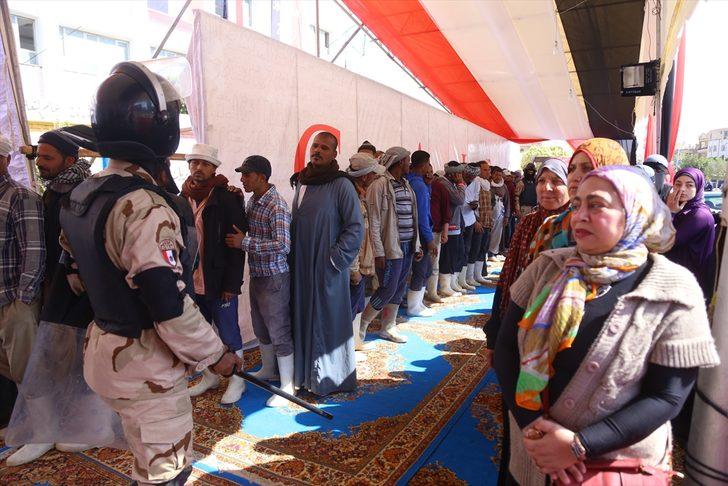 Mısır'da halk Anayasa referandumu için sandık başında  G1