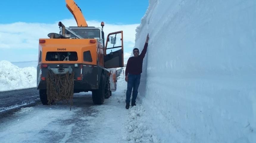 Malazgirt&rsquo;te karla m&uuml;cadele &ccedil;alışmaları