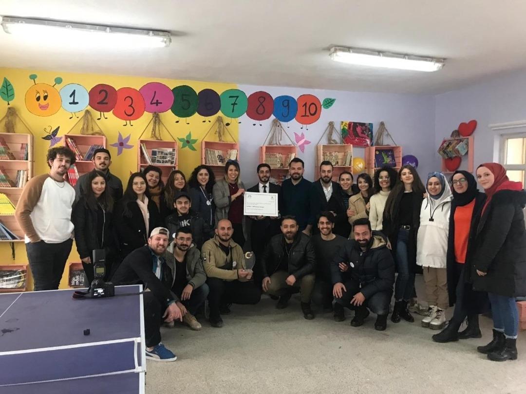 Okulu onarıp k&uuml;t&uuml;phane haline getirdiler