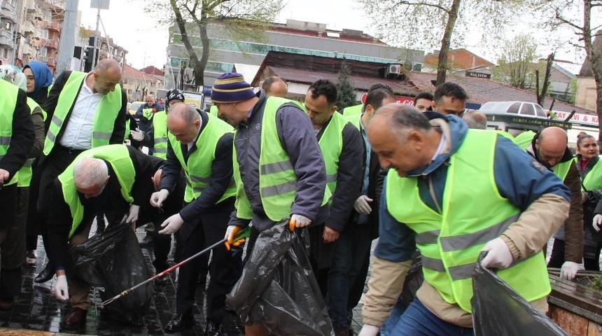 Başkan Faruk &Ouml;zl&uuml;, temizlik &ccedil;alışması katıldı