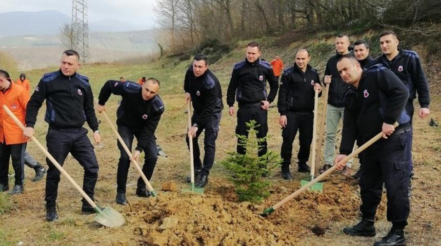 D&uuml;zce&rsquo;de bin 200 fidan toprakla buluştu