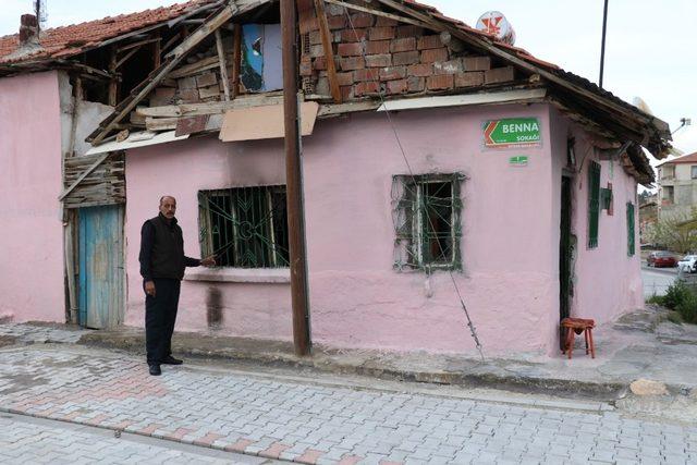 Evi kundaklanan adam sokakta yaşıyor