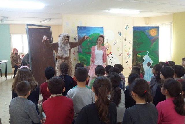 Akçakoca’da minikler sincap çocuk tiyatrosuyla doyasıya eğlendi
