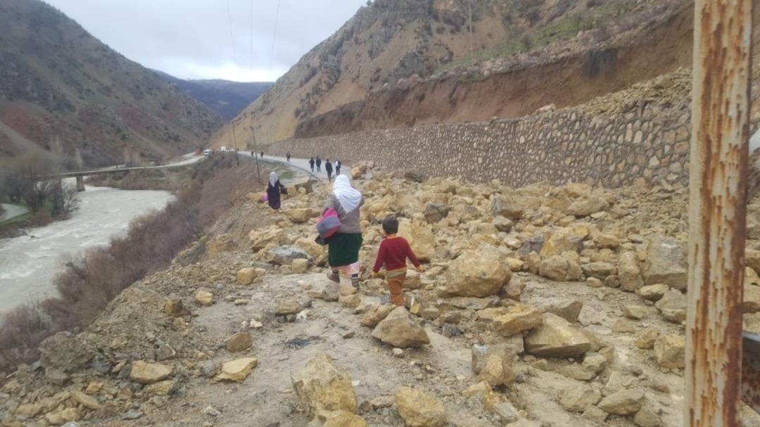 &Ccedil;atak&rsquo;ta meydana gelen 3 ayrı heyelan yolları kapattı