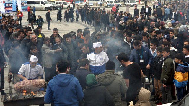Ücretsiz dağıtılan 500 kilo 'cağ kebabı', 1,5 satte tükendi  