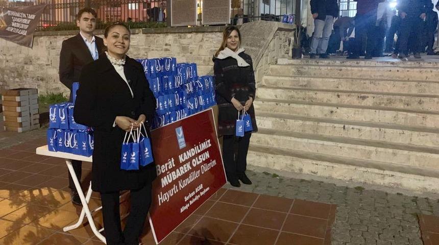 Aliağa’da kandil paketi ikramı