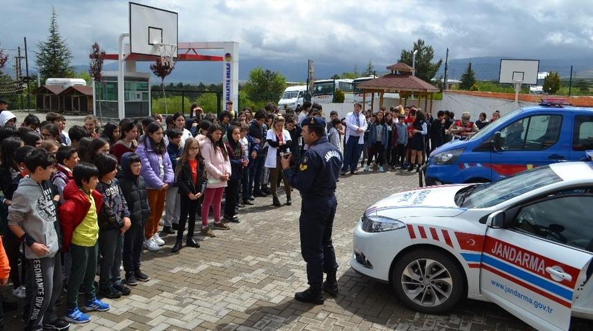 Jandarmadan öğrencilere trafik eğitimi