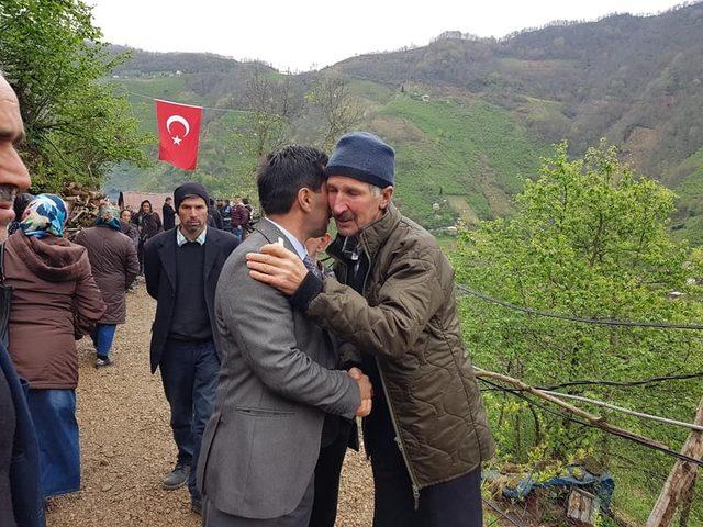 Şehit ailesine taziyede bulundular, ilçeyi Türk bayrakları ile donattılar