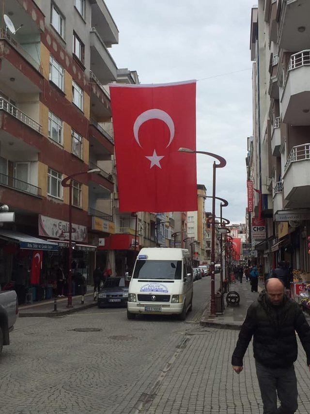 Şehit ailesine taziyede bulundular, ilçeyi Türk bayrakları ile donattılar