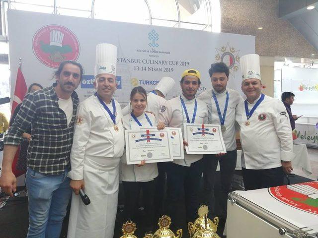 Didim’deki üniversiteli aşçılar yarışmadan madalyalarla döndü