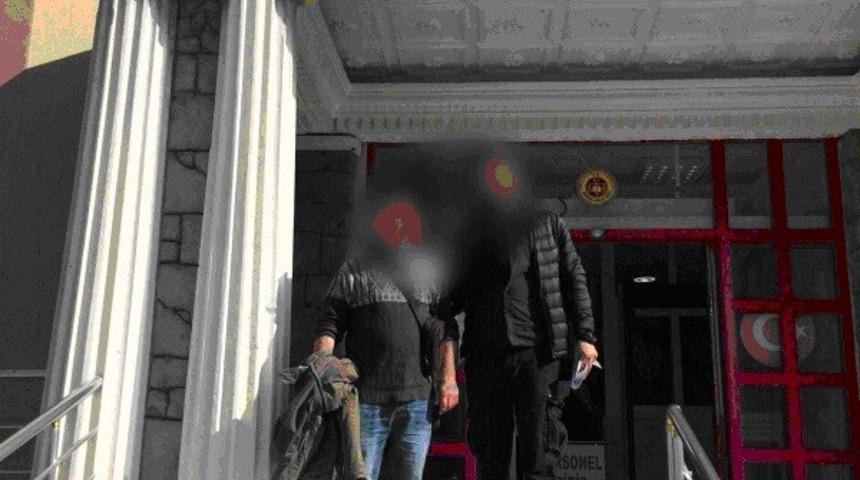 Göçmenlerin arasından kaçmaya çalışınca yakayı ele verdi