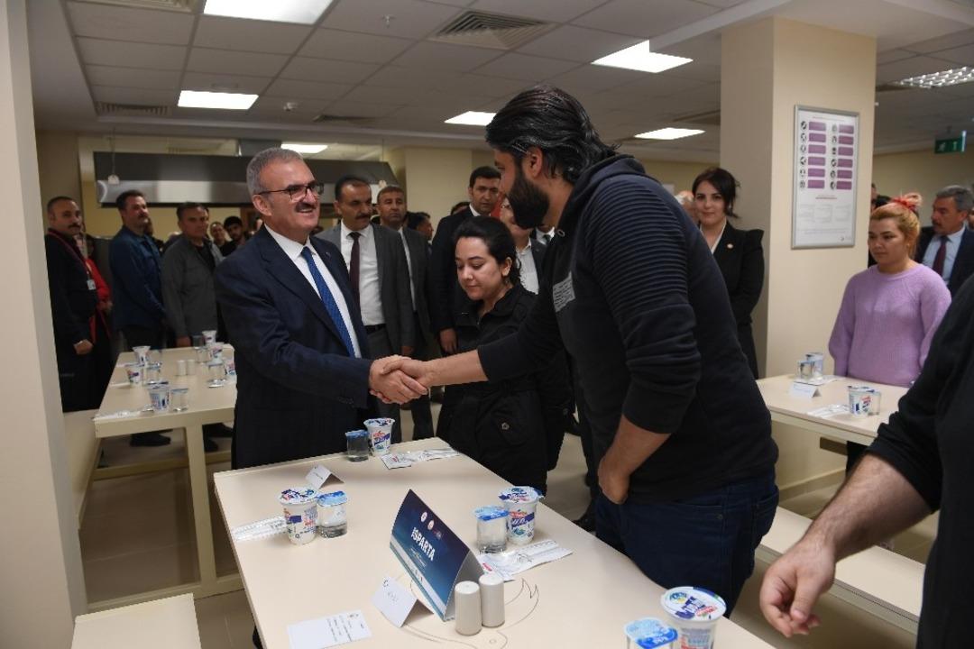 Vali Karaloğlu g&ouml;&ccedil;menlerle akşam yemeğinde buluştu