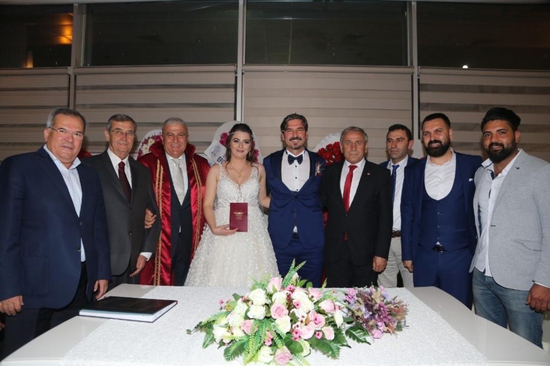 Başkan Fatih Atay ilk nikahını kıydı