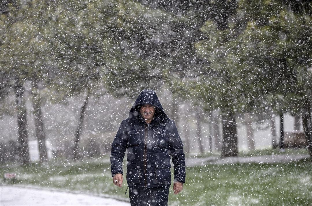 Başkent'te kar yağışı başladı 