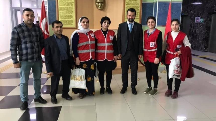 Kızılay g&ouml;n&uuml;ll&uuml;lerinden annelere &lsquo;sevgi boh&ccedil;ası&rsquo;