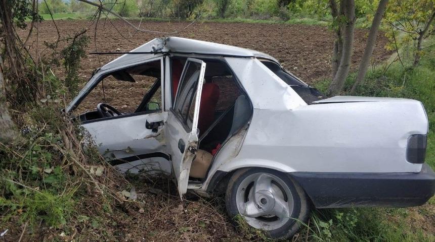 Otomobil yoldan &ccedil;ıkıp ağaca &ccedil;arptı: 1 yaralı