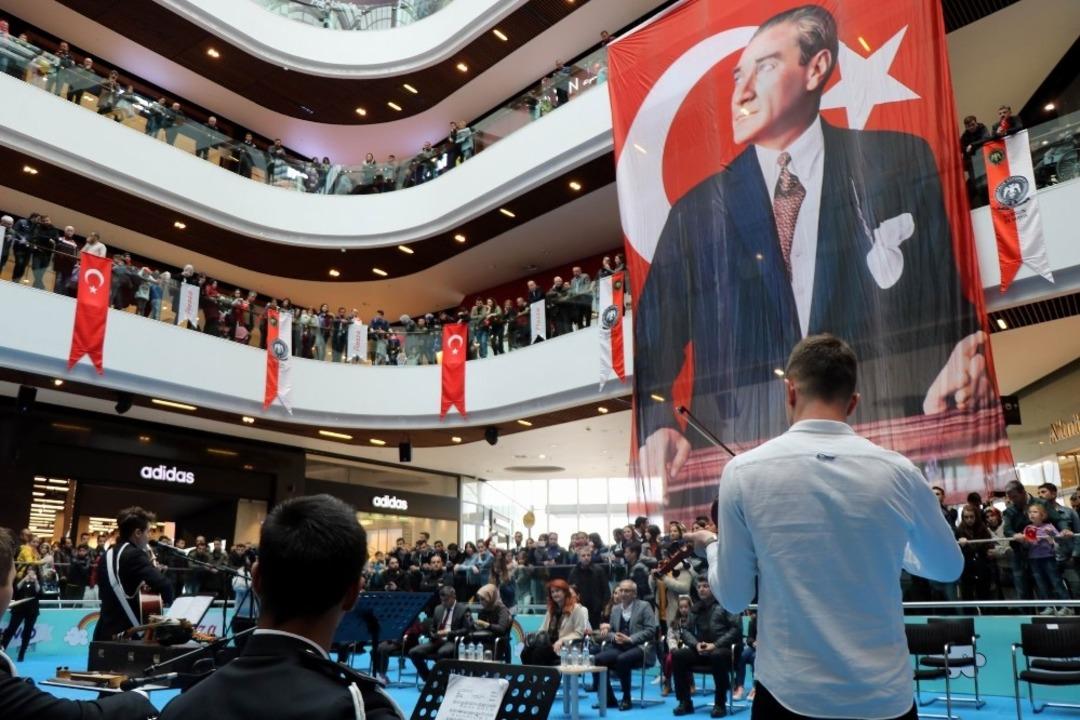 Polis Teşkilatı kuruluş yıld&ouml;n&uuml;m&uuml; Piazza&rsquo;da kutladı