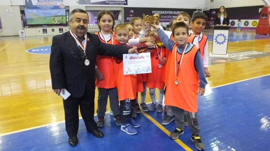 Burhaniye&rsquo;de geleneksel &ccedil;ocuk oyunları &ouml;d&uuml;l t&ouml;reni yapıldı